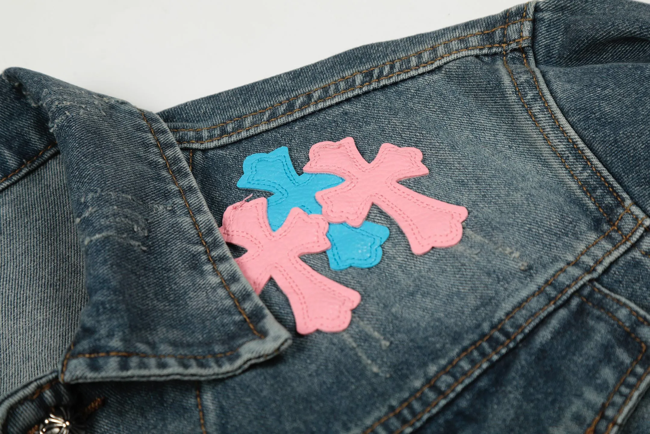 P270 💰 Chrome Hearts Chrome Hearts leather cross patch color leather embroidered shirt denim jacket OS version can be worn by both men and women! The fabric is made of twill gauze cotton fabric! The texture is clear and smooth, not easy to wrinkle or fade! The embroidery process is complex and repetitive. There are more than 20 leather labels. It takes 6 repeated embroidery steps to complete the back body. The requirements for the embroidery machine are very strict, and the distance is 45 cm! It won’t work if the spacing is too big, and it won’t work if it’s too small! We make clothes with care, and every detail must be restored one to one! The hardware is all carved and cast, and they are all genuine from the original factory! This piece of clothing consumes a lot of material, with more than 3 meters of material used for one piece of clothing! After the garment is made, it needs to be fixed at high temperature, washed at a water temperature of more than 70 degrees, and softened by adding softener to make the upper body softer and smoother! There is a flap on the sleeve that can be stored into short sleeves! Adapt it to that understanding Color: Blue Size: S-M-L-XL